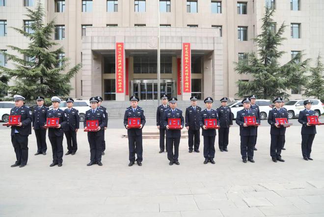 職業(yè)裝定制縣局為輔警配發(fā)天下同一款、肩章(圖3)