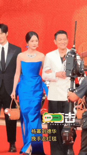 37000vip威尼斯63歲劉德華挽手楊冪走紅毯！西裝筆直形態(tài)冷艷看著像40多歲(圖2)