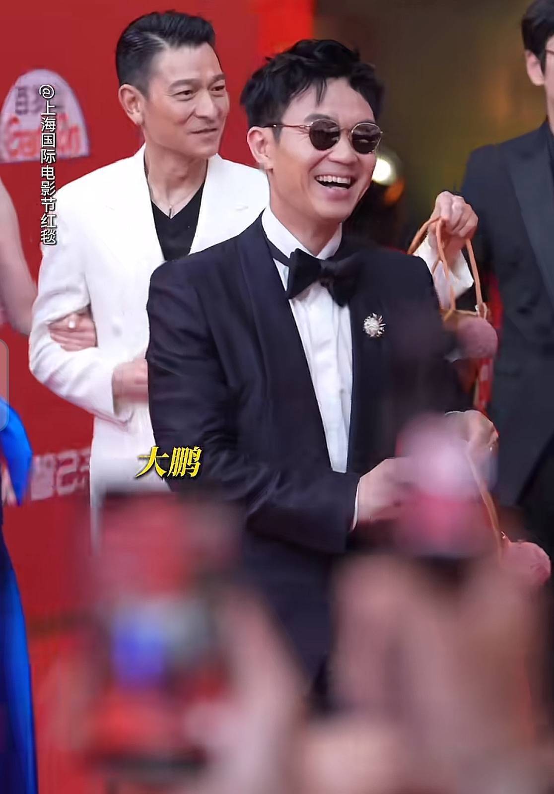 37000vip威尼斯63歲劉德華挽手楊冪走紅毯！西裝筆直形態(tài)冷艷看著像40多歲(圖3)