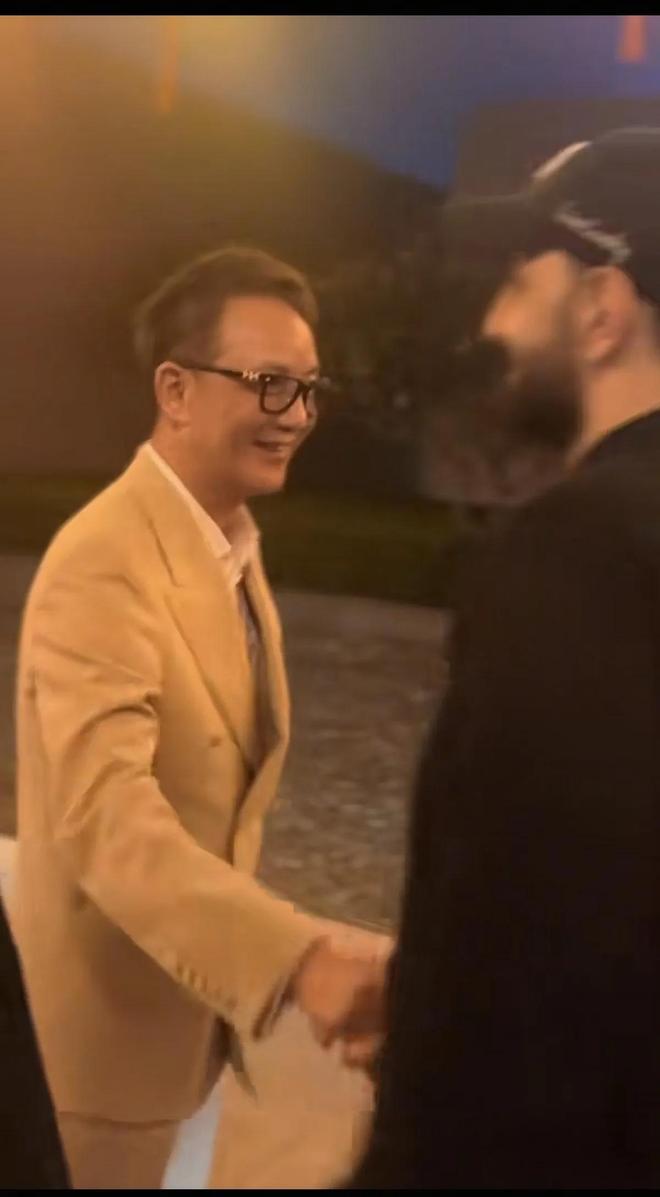 37000Cm威尼斯周正毅叼雪茄接待迪拜王子坐公家飛機飛越南與中東企業(yè)家談項目